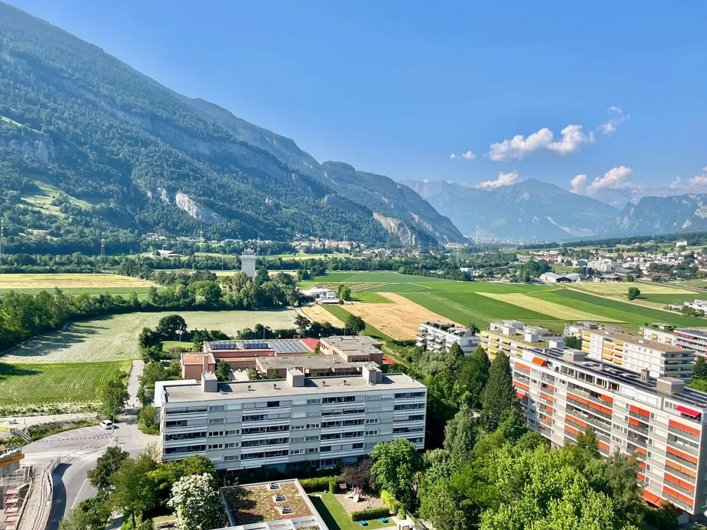 Charming 2.5-room fully furnished apartment with unique view over the Alps - Photo 1 of 8