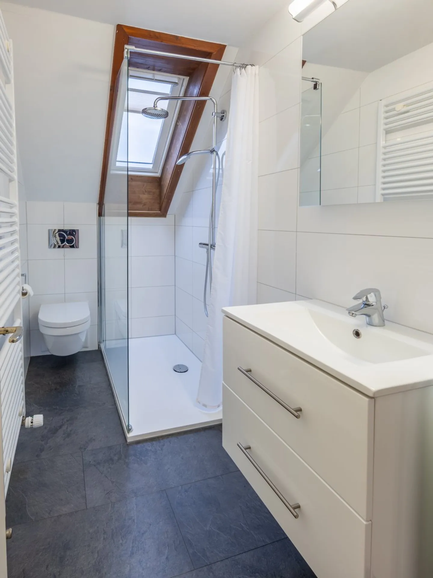 Unico: Appartamento duplex ristrutturato in un vecchio edificio con grande terrazza. - Foto 18 di 21