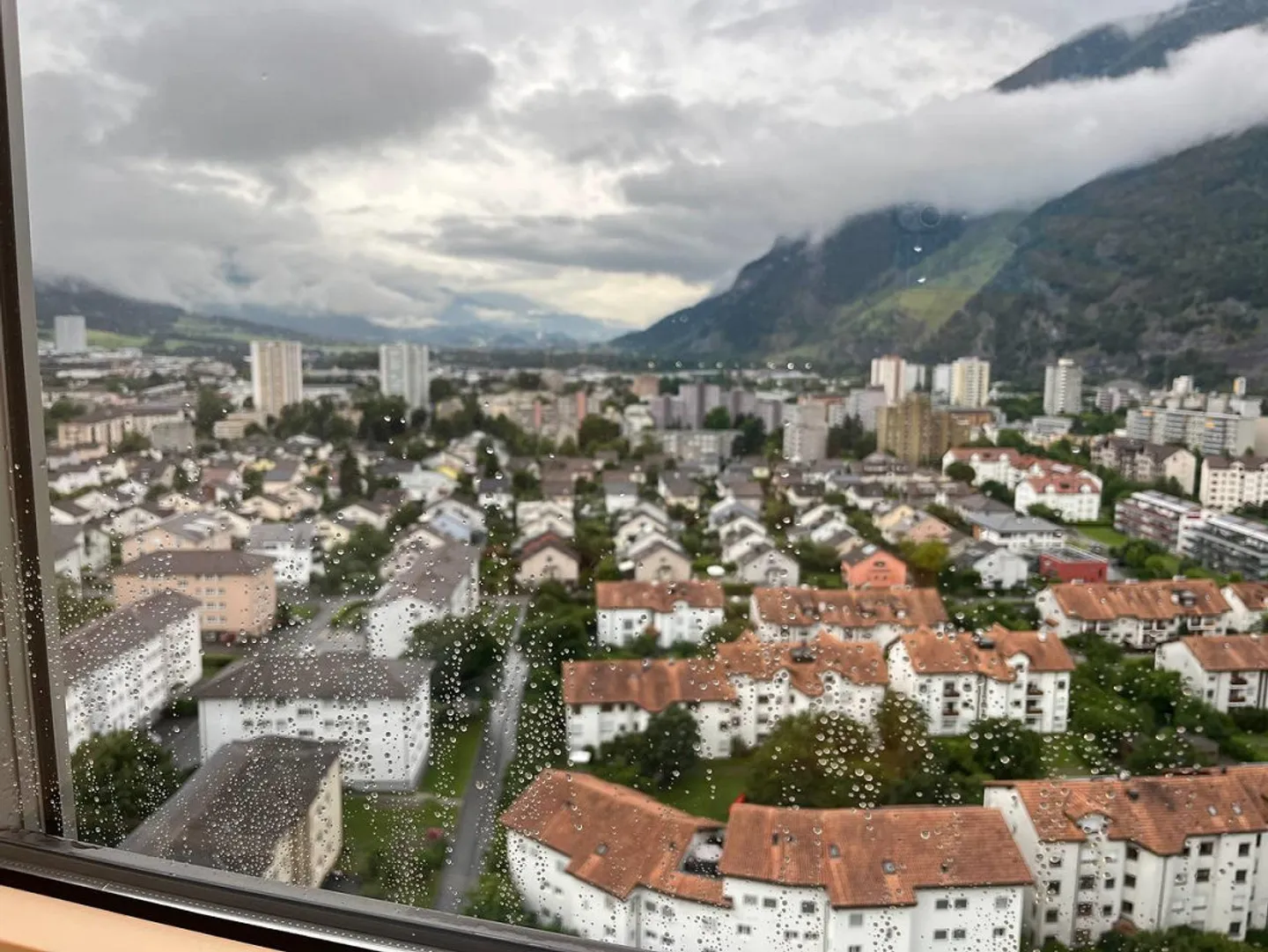 Charming 2.5-room fully furnished apartment with unique view over the Alps - Photo 2 of 8