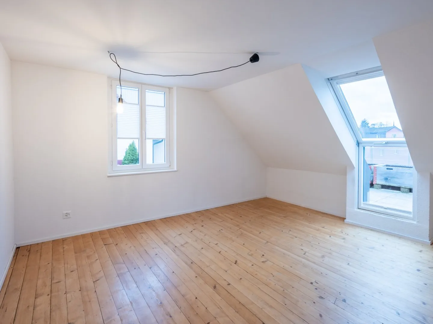 Unico: Appartamento duplex ristrutturato in un vecchio edificio con grande terrazza. - Foto 17 di 21