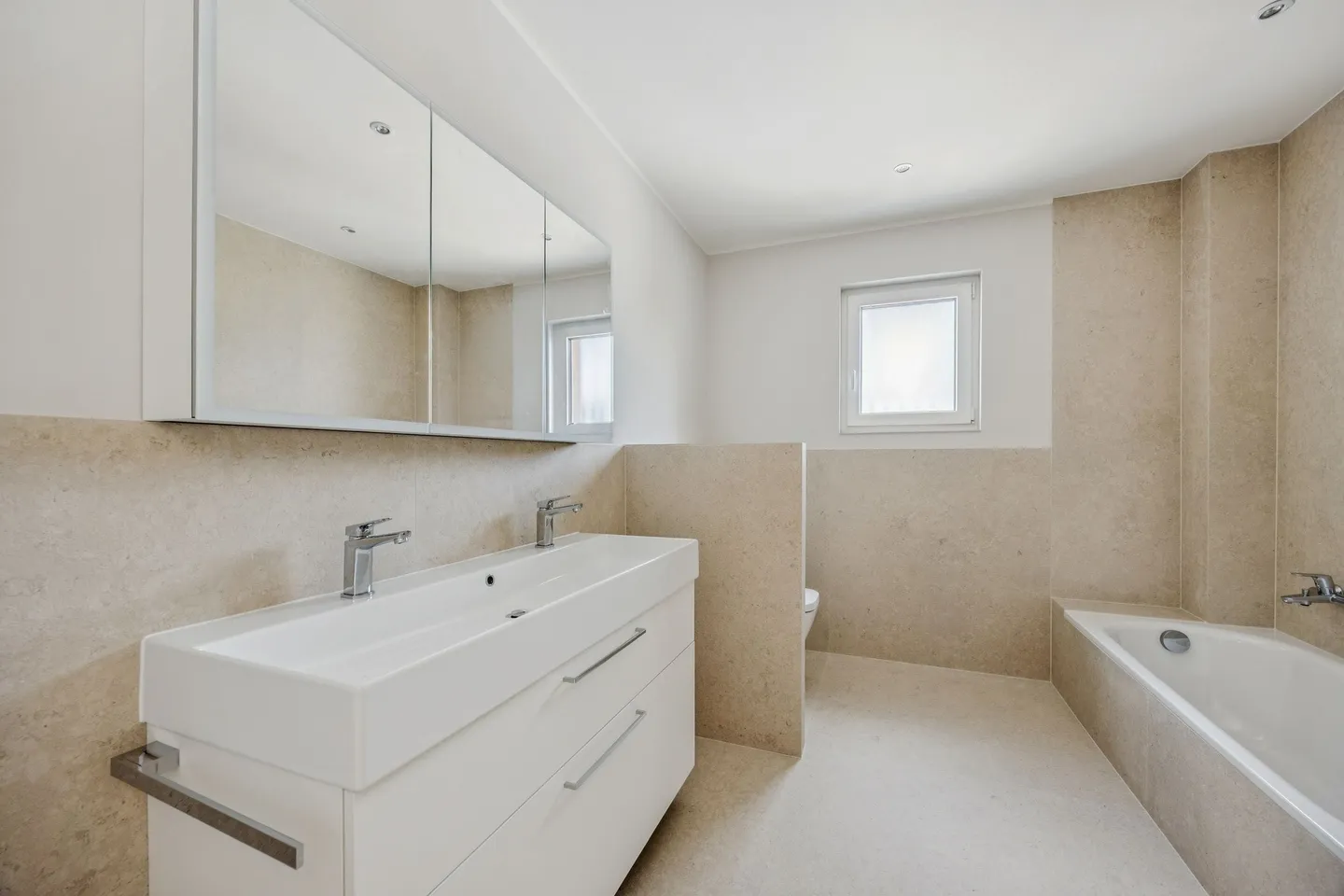 Appartement spacieux de 4,5 pièces dans un emplacement ensoleillé sur la colline - Photo 8 sur 12