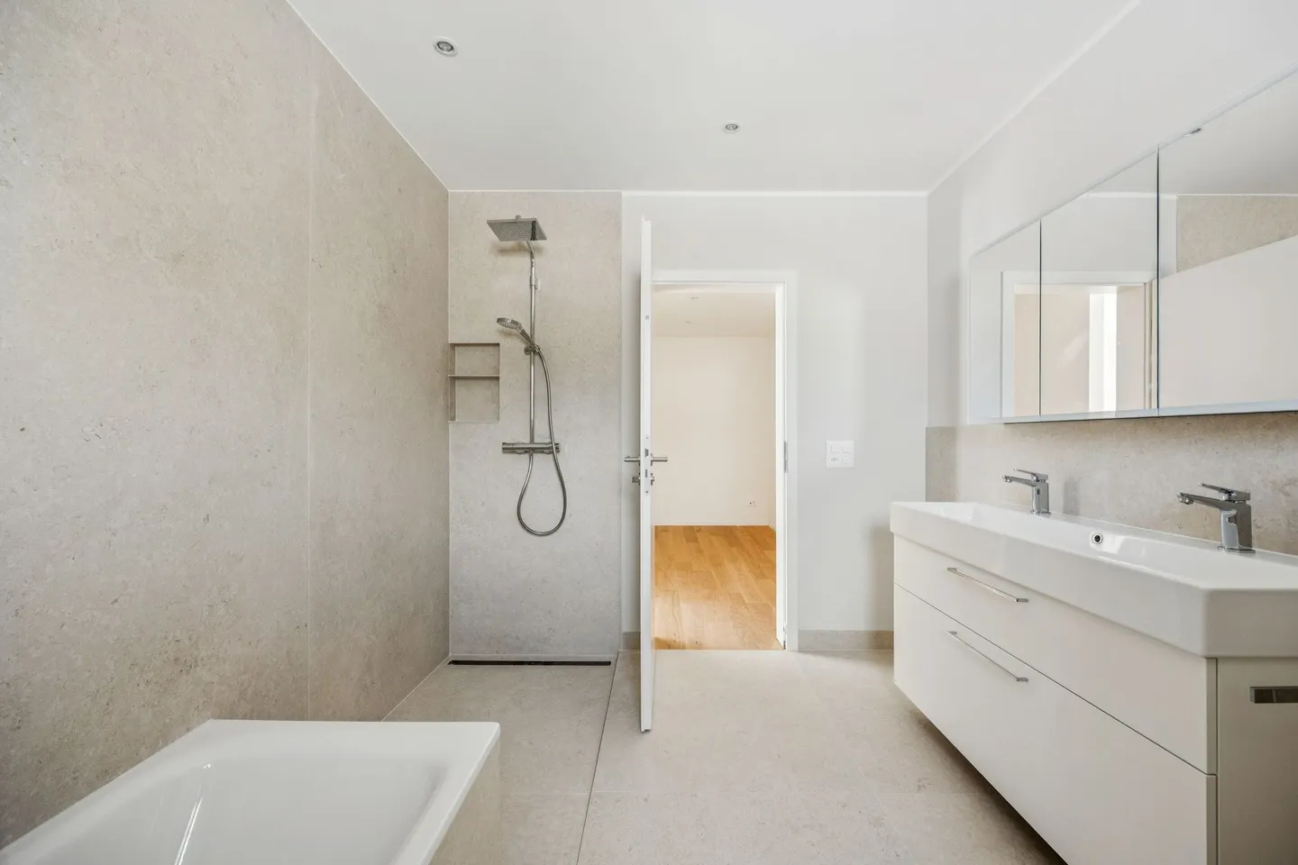 Appartement spacieux de 4,5 pièces dans un emplacement ensoleillé sur la colline - Photo 9 sur 12