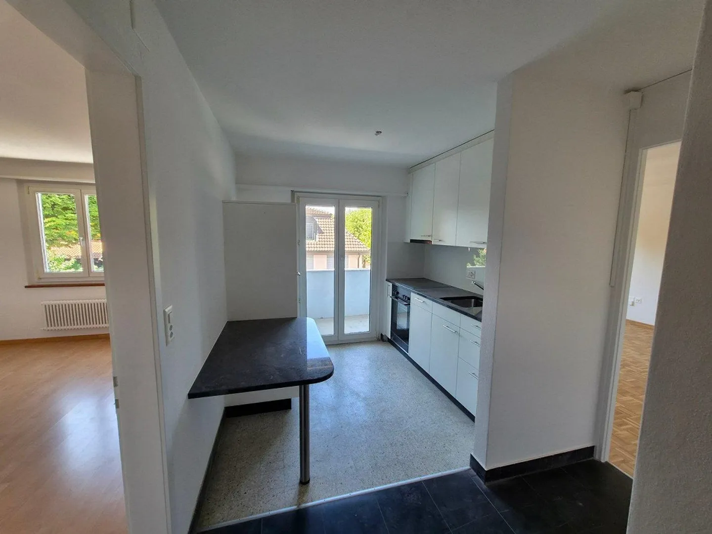 Appartement rénové de 2,5 pièces dans un emplacement central à Schönbühl - Photo 2 sur 6