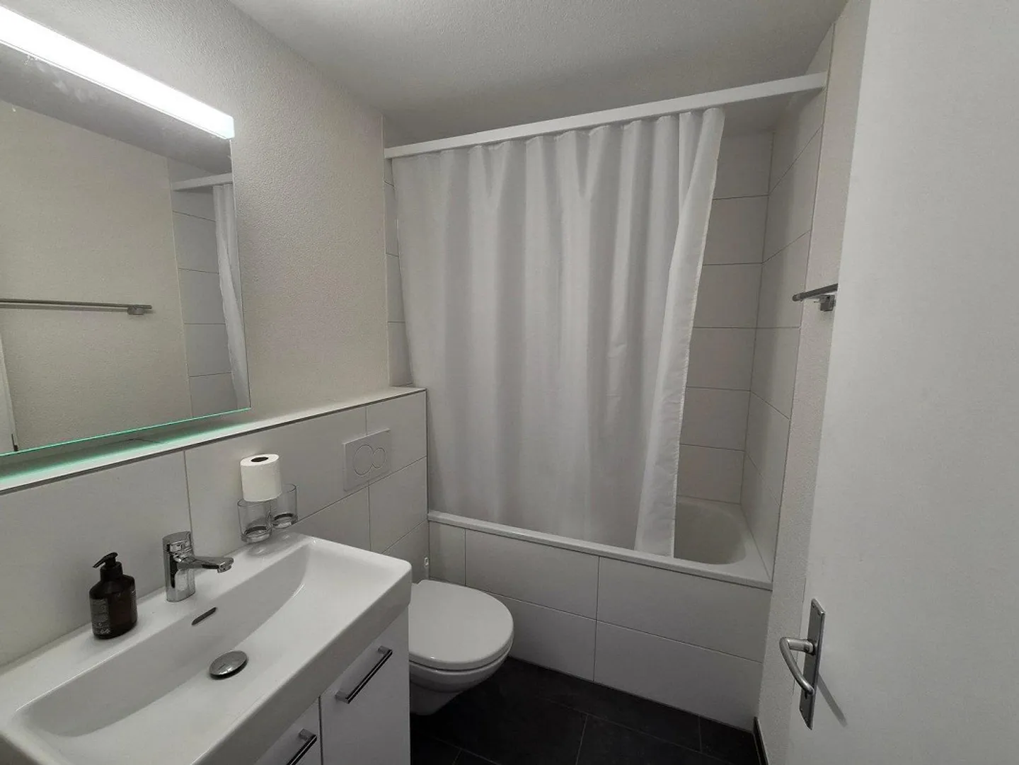 Appartement rénové de 2,5 pièces dans un emplacement central à Schönbühl - Photo 3 sur 6