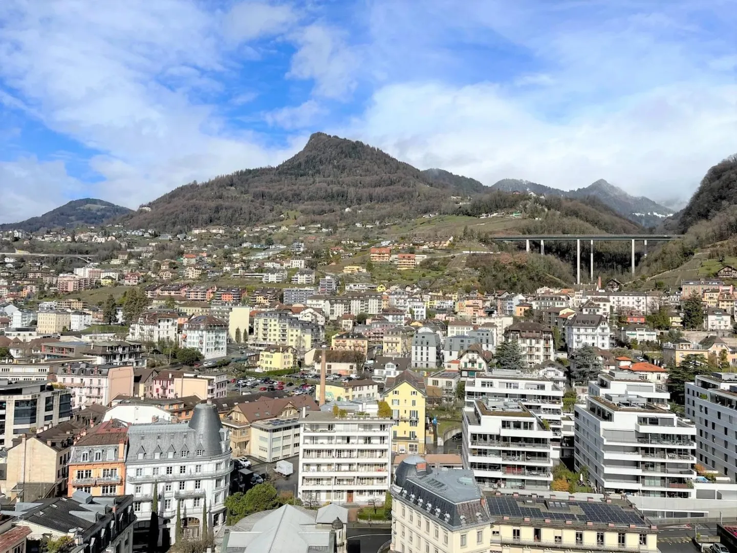 Charming 2-room apartment in the center of Montreux in the Ivory Tower - Photo 3 of 10