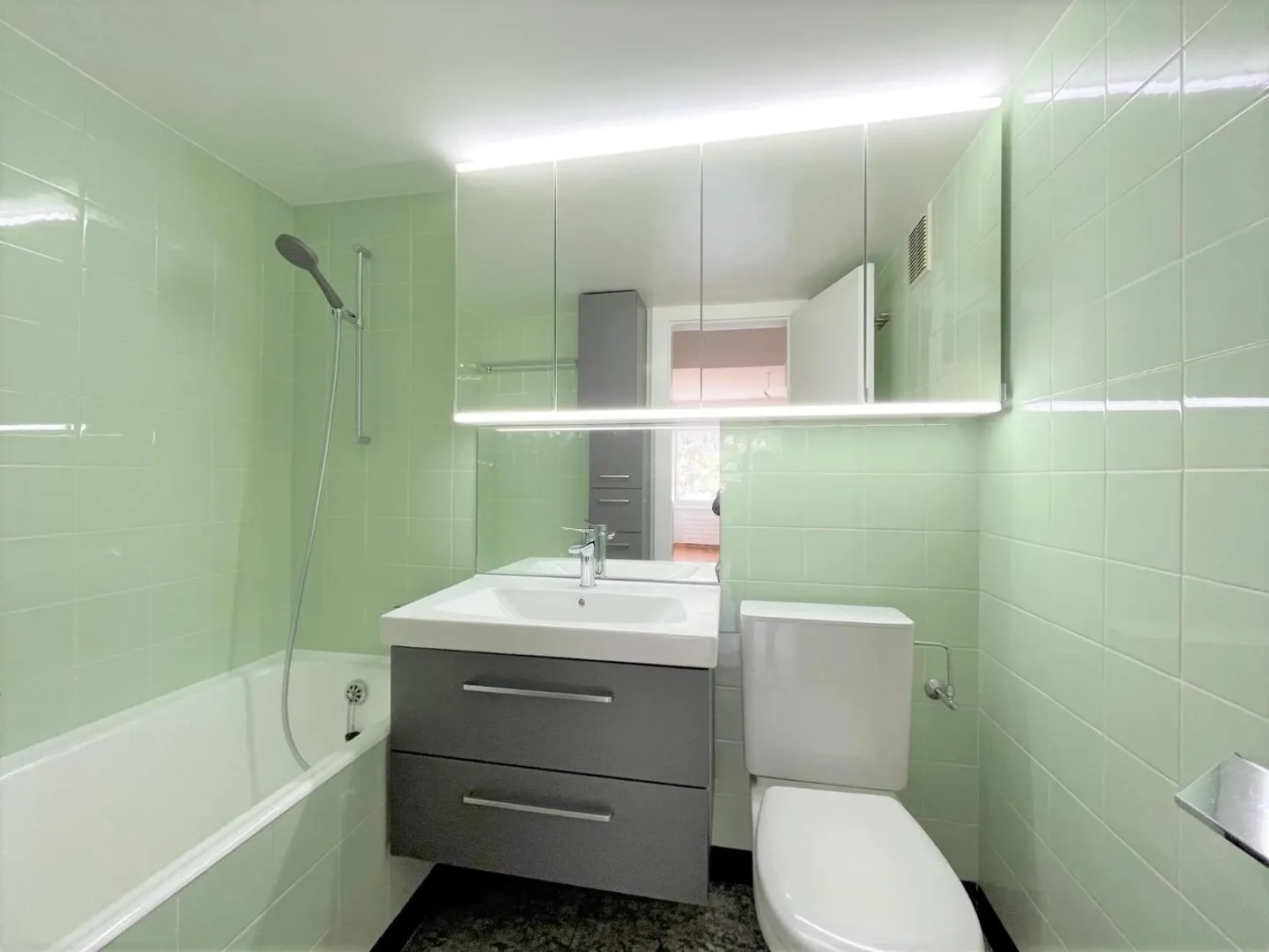 Charming 2-room apartment in the center of Montreux in the Ivory Tower - Photo 8 of 10