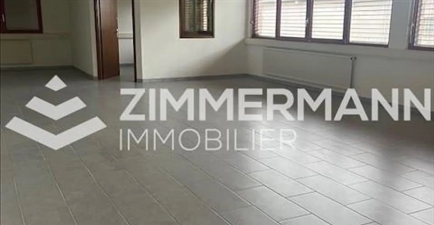 Bureau Spacieux en Zone Industrielle - Photo 2 sur 8