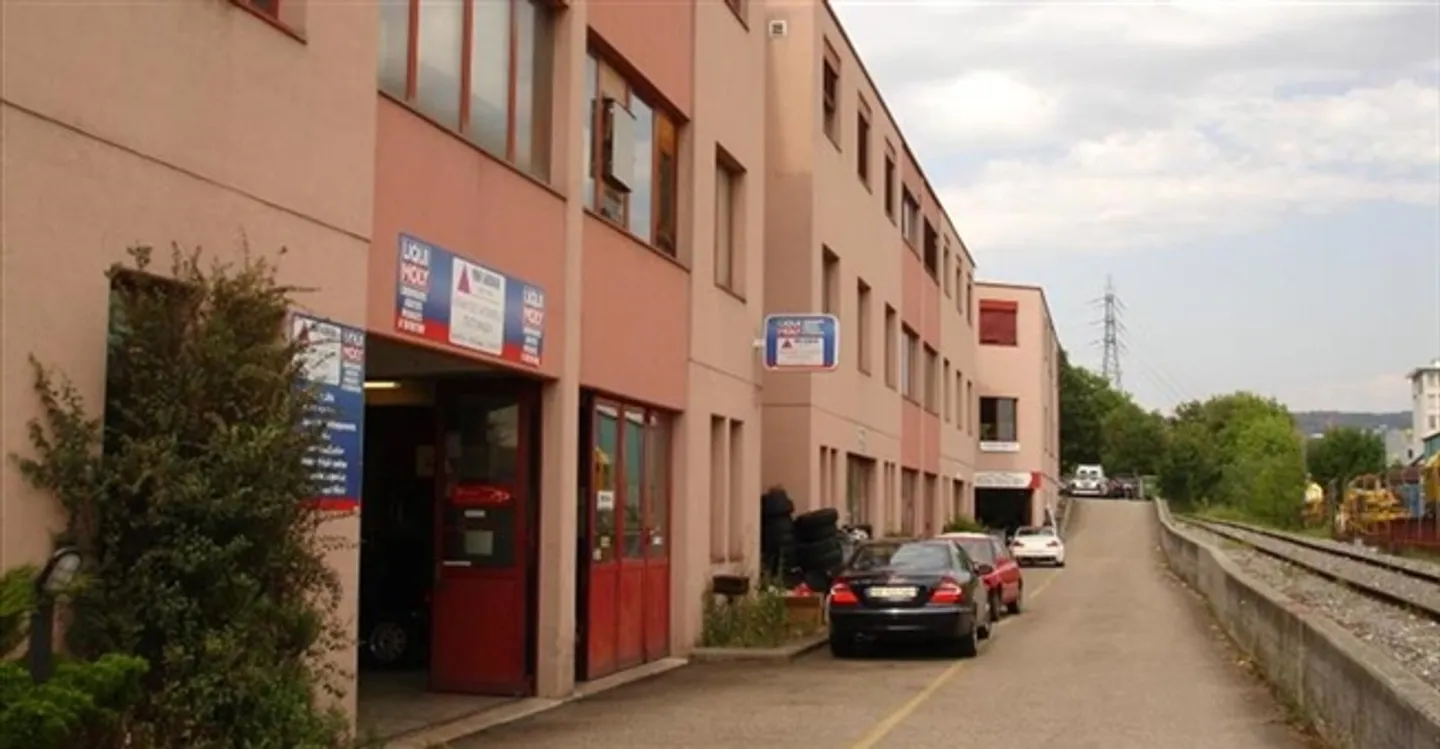 Bureau Spacieux en Zone Industrielle - Photo 8 sur 8