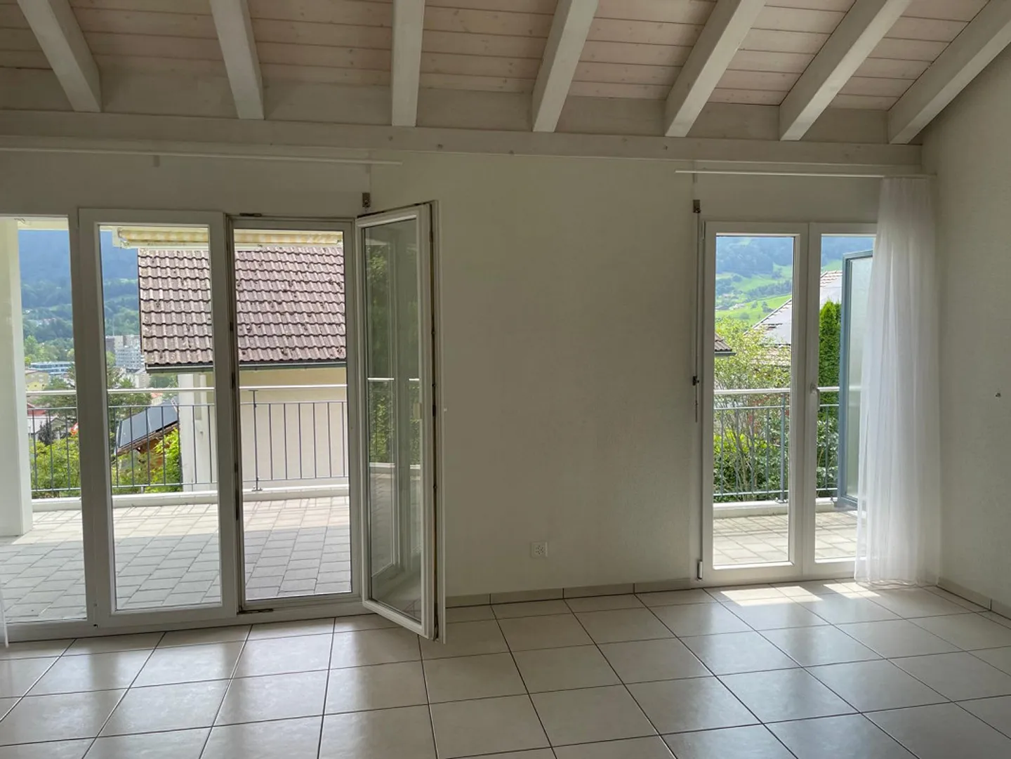 Doppia Casa Elegante in Posizione Soleggiata - Foto 5 di 17