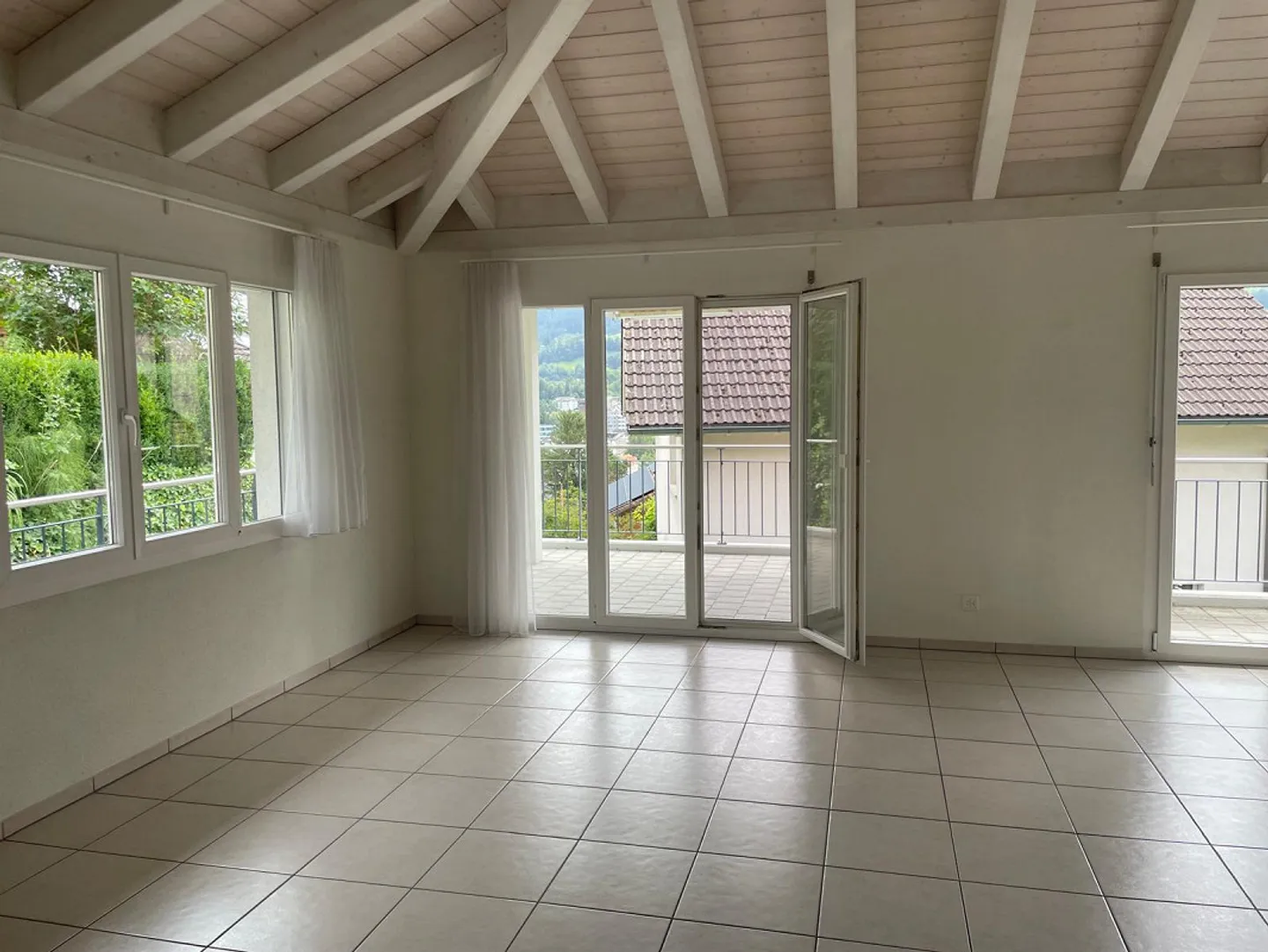 Doppia Casa Elegante in Posizione Soleggiata - Foto 6 di 17