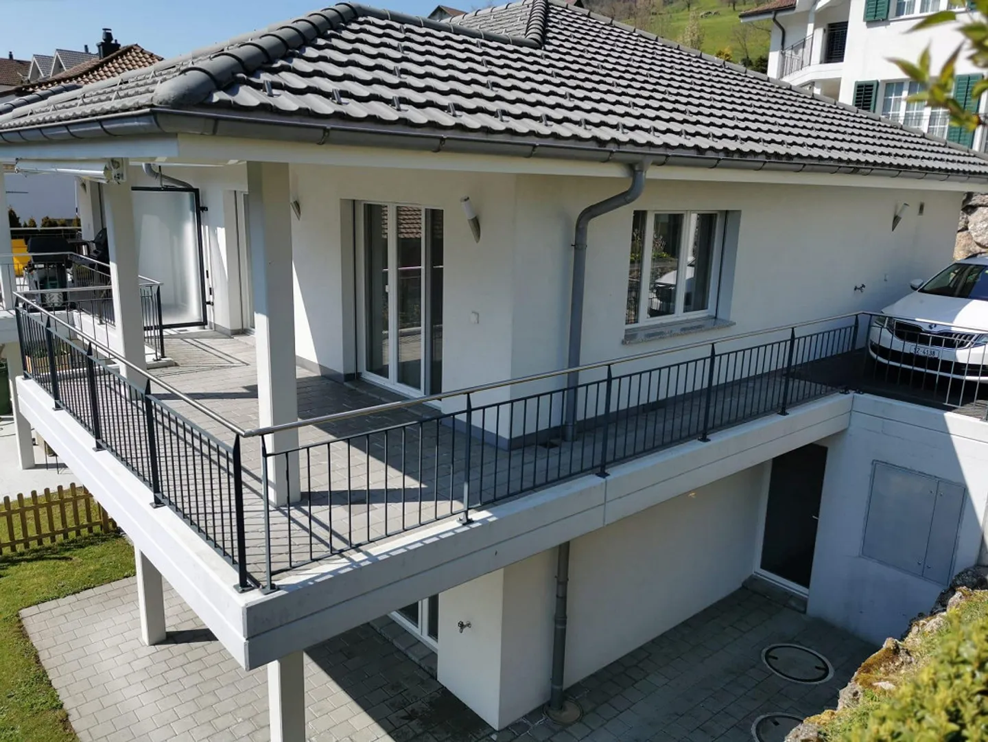 Doppia Casa Elegante in Posizione Soleggiata - Foto 1 di 17