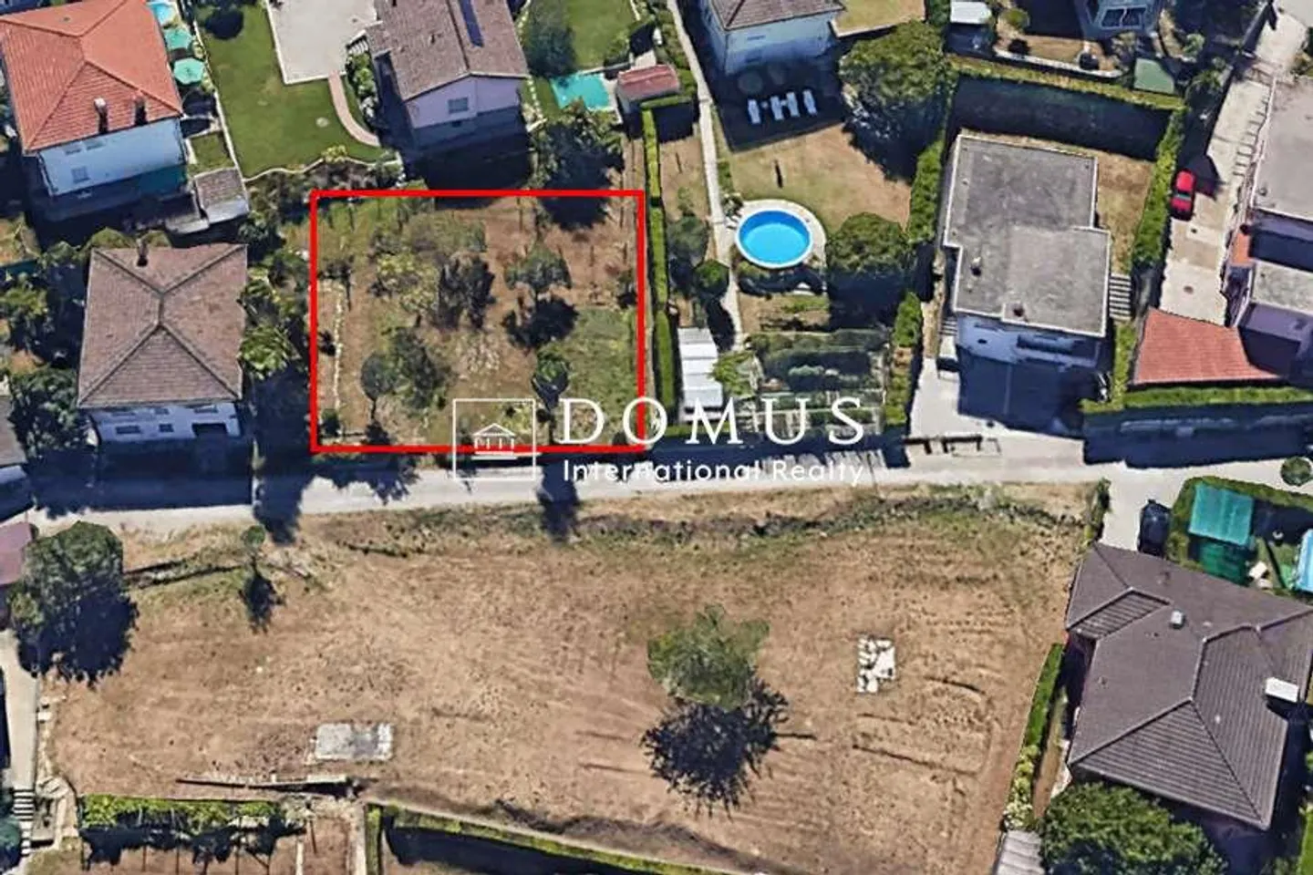 Building plot with approved license - Photo 1 of 2