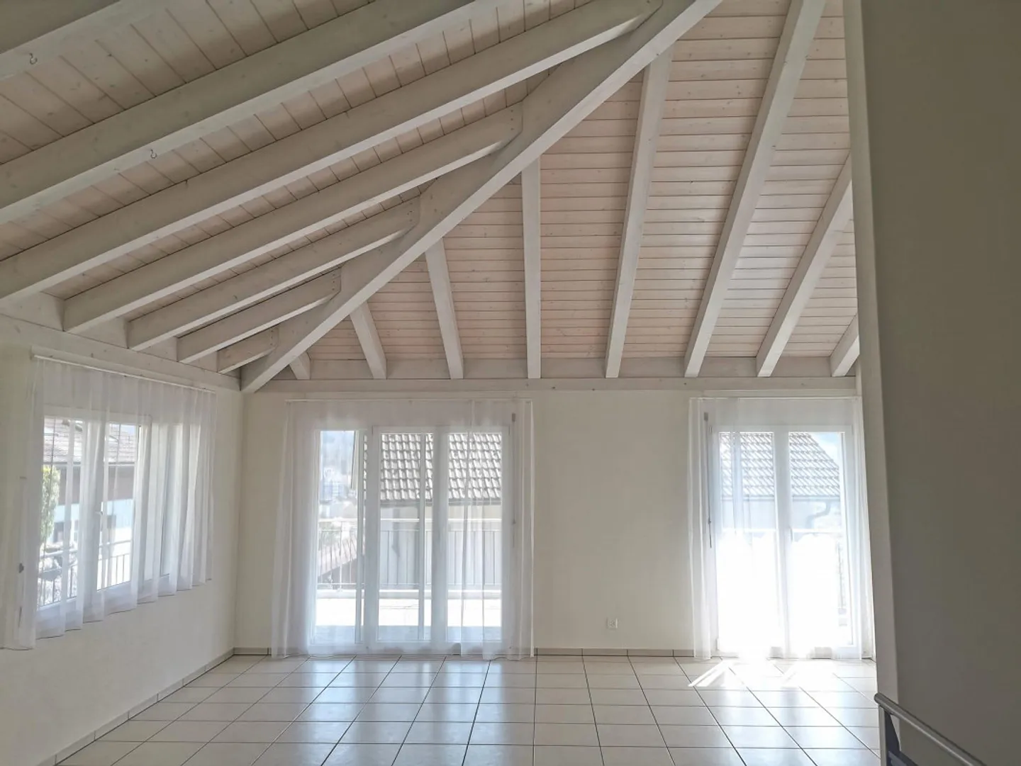 Doppia Casa Elegante in Posizione Soleggiata - Foto 3 di 17