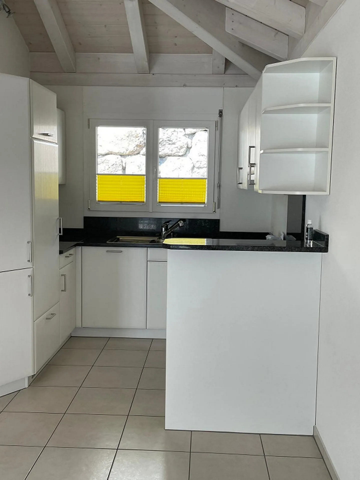 Doppia Casa Elegante in Posizione Soleggiata - Foto 8 di 17