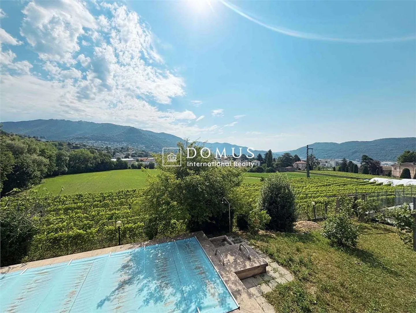 Villa avec piscine, à rénover, avec un grand potentiel - Photo 3 sur 13