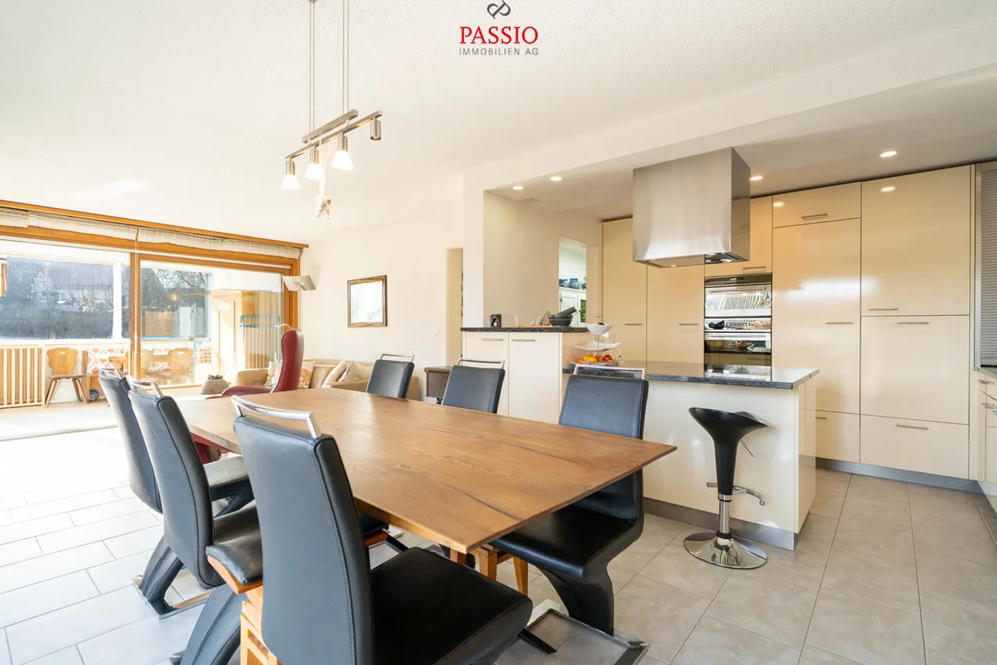 Casa bifamiliare di 7 stanze con studio, spazio commerciale e vista sulle Alpi - Foto 2 di 13