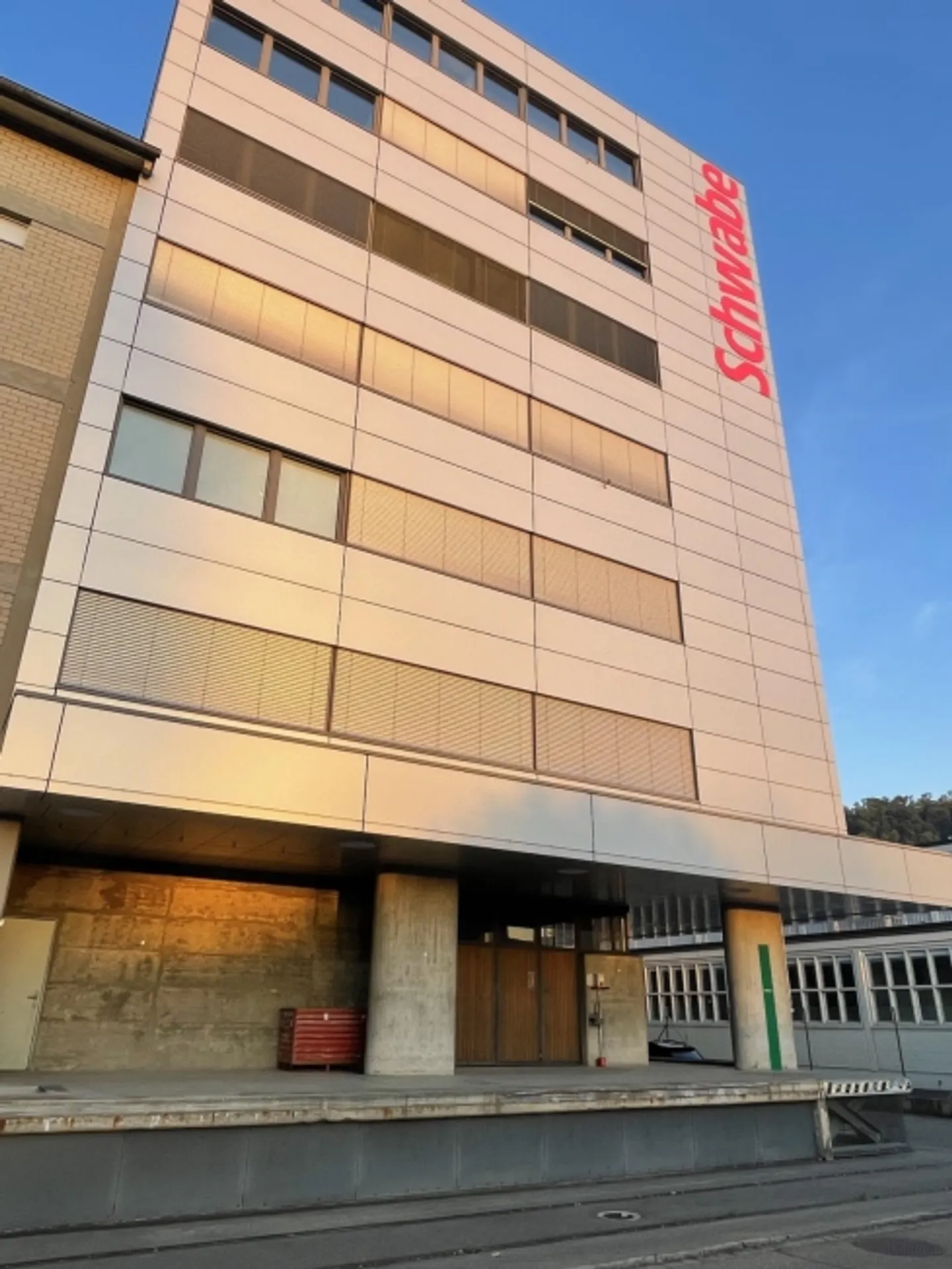 «Garagenplatz in der Einstellhalle an der Farnsburgerstrasse 8 (Muttenz)» - Foto 1 von 2