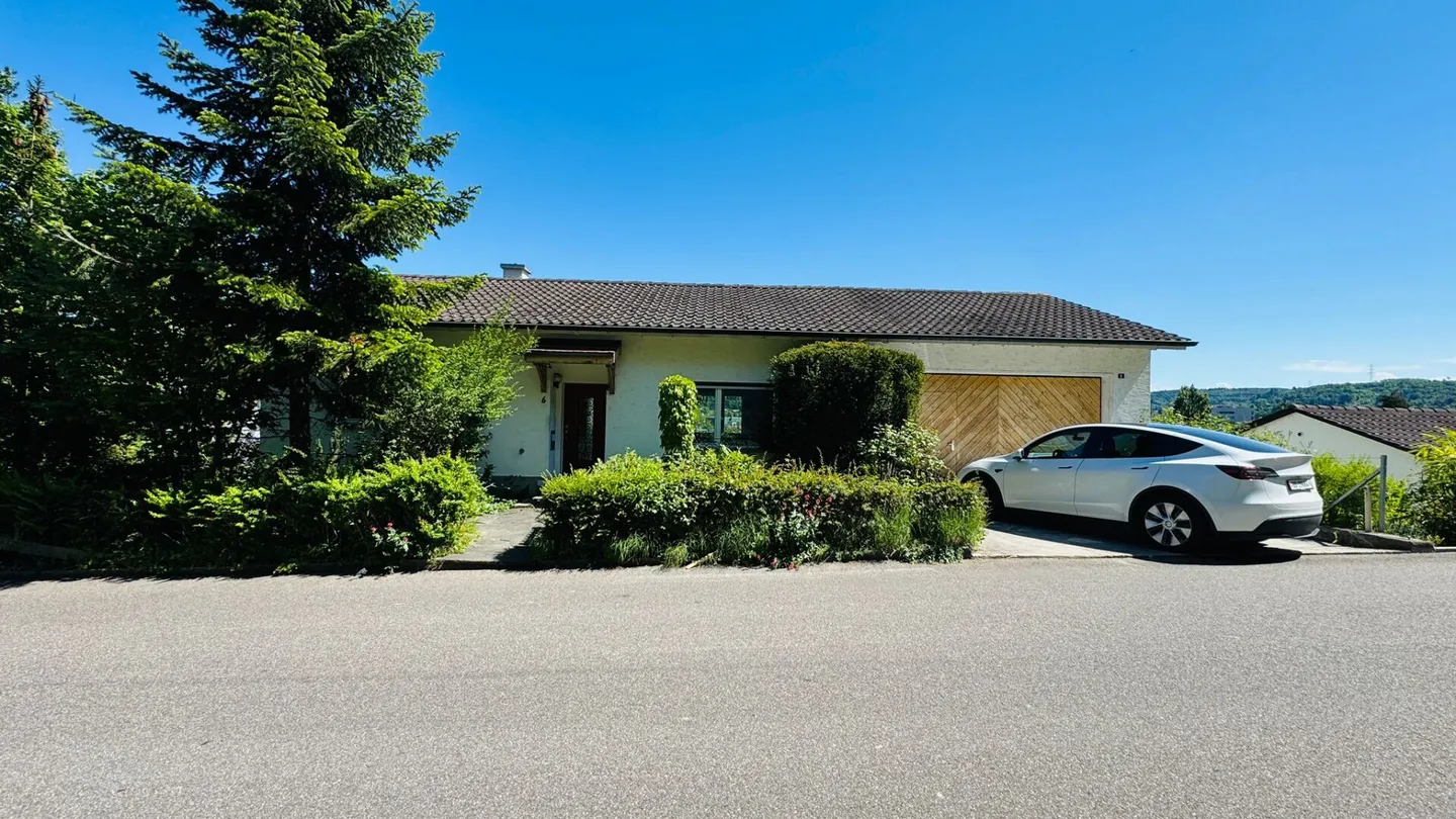 Ampia casa multigenerazionale con vista panoramica, potenziale di utilizzo versatile e doppio garage - Foto 2 di 24