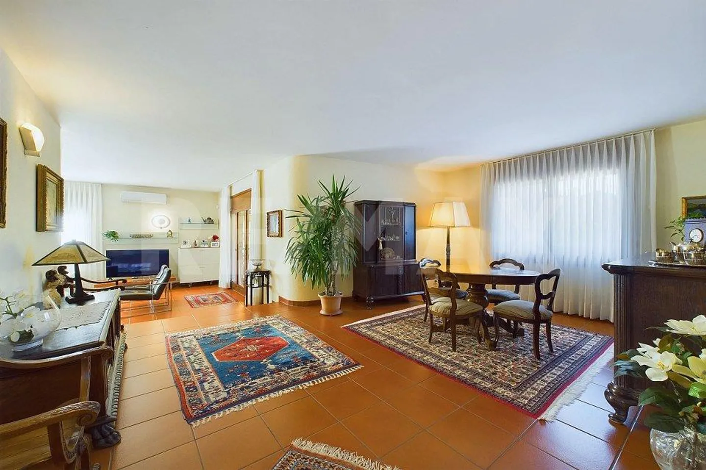 Elegant Villa with Swimming Pool in Caslano: Spaciousness and Maximum Comfort - Photo 5 of 13