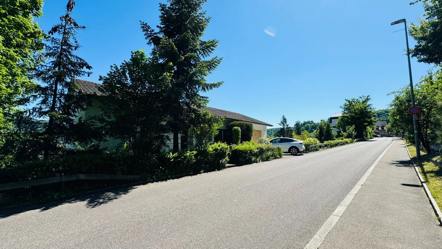 Ampia casa multigenerazionale con vista panoramica, potenziale di utilizzo versatile e doppio garage - Foto 3 di 24