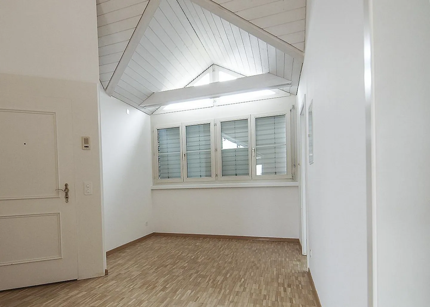 Spacious, light-flooded penthouse apartment close to the center - Photo 2 of 17