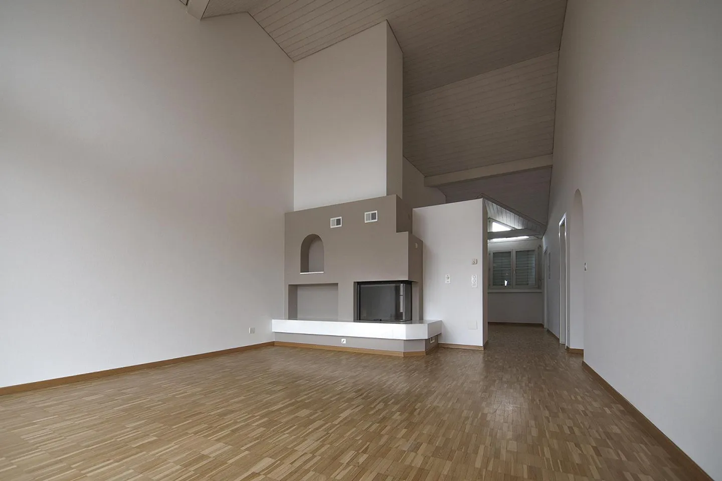 Spacious, light-flooded penthouse apartment close to the center - Photo 3 of 17