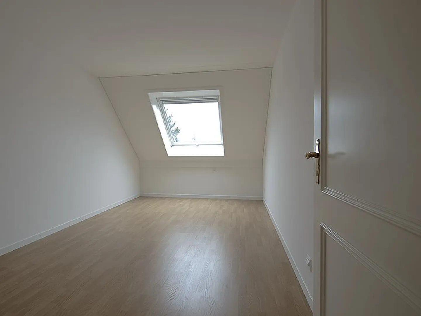 Spacious, light-flooded penthouse apartment close to the center - Photo 4 of 17
