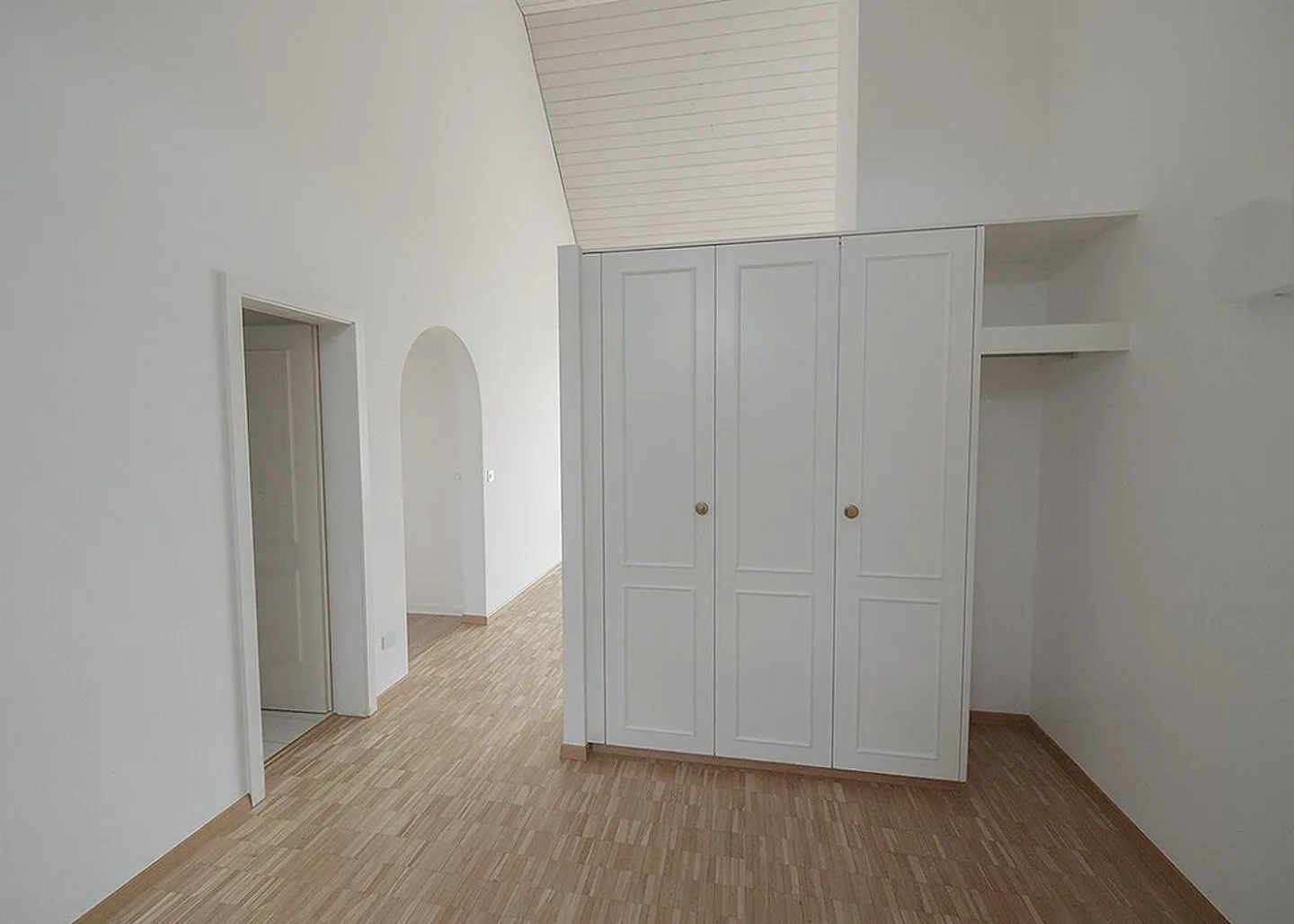 Spacious, light-flooded penthouse apartment close to the center - Photo 5 of 17