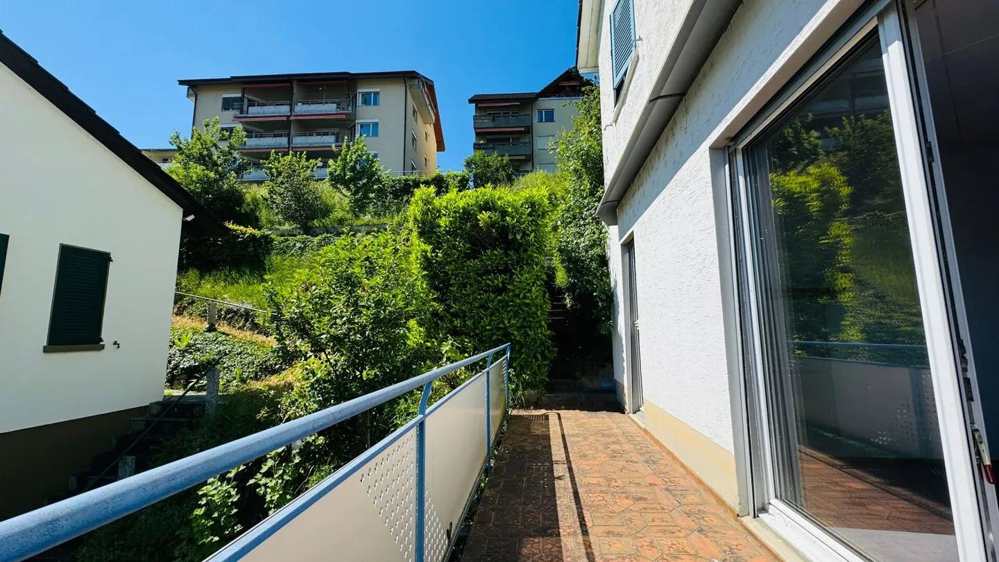 Ampia casa multigenerazionale con vista panoramica, potenziale di utilizzo versatile e doppio garage - Foto 7 di 24