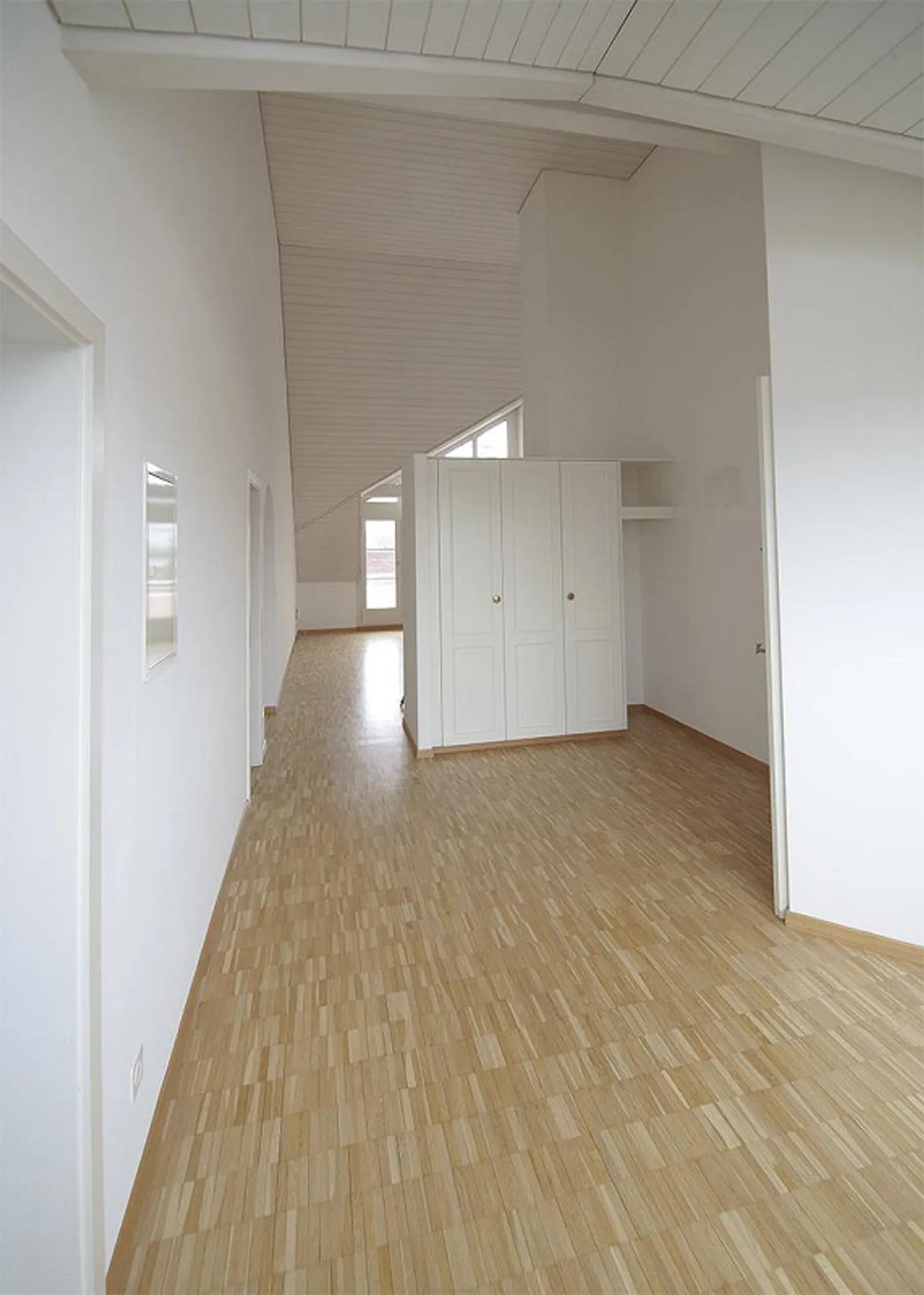 Spacious, light-flooded penthouse apartment close to the center - Photo 6 of 17