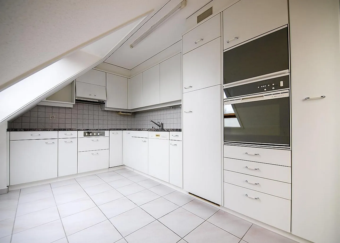 Spacious, light-flooded penthouse apartment close to the center - Photo 7 of 17