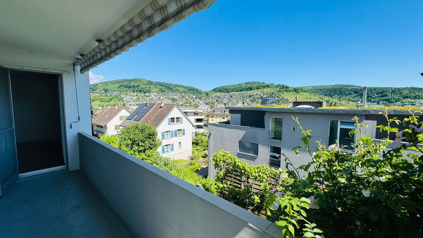 Ampia casa multigenerazionale con vista panoramica, potenziale di utilizzo versatile e doppio garage - Foto 4 di 24