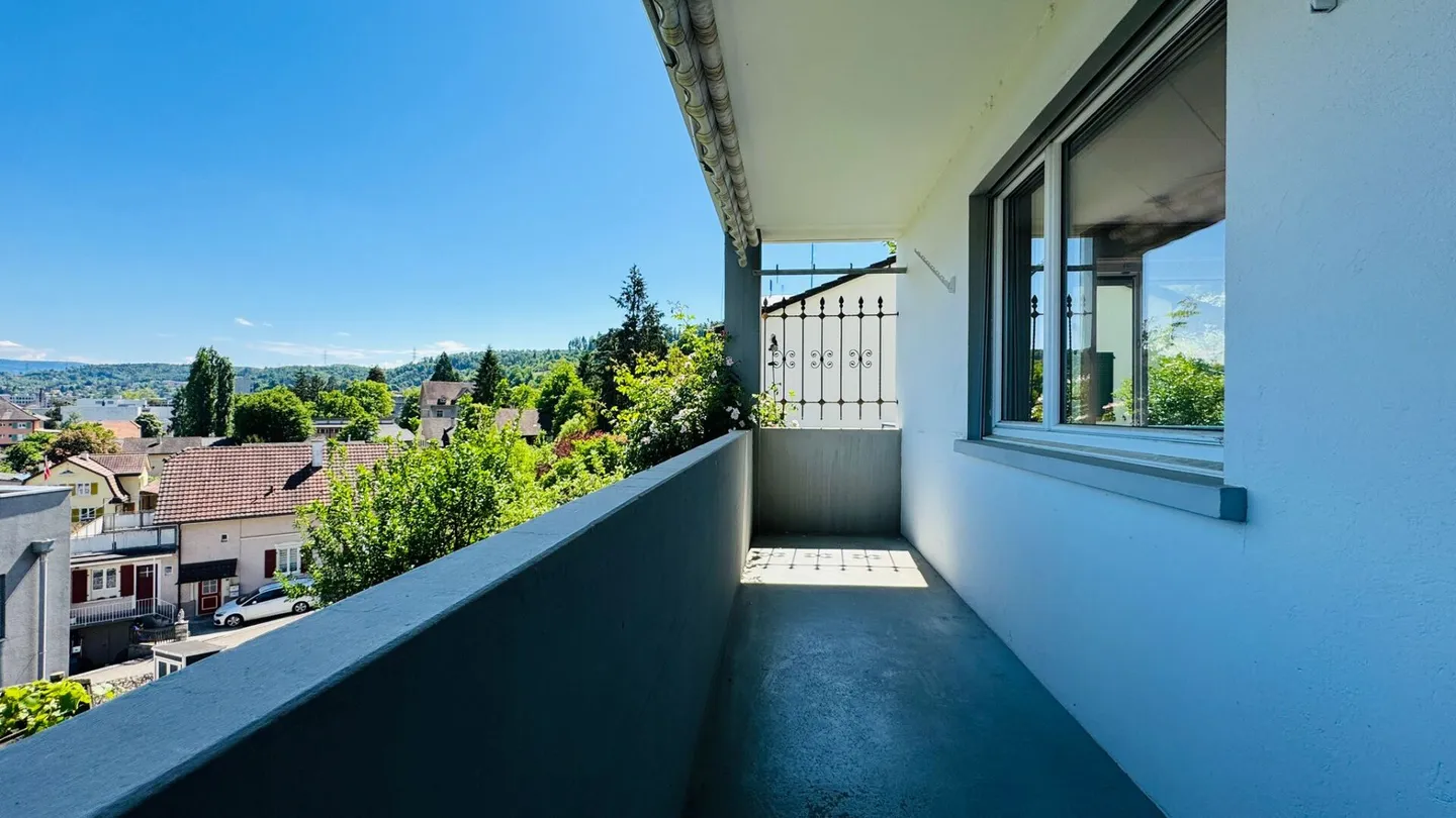 Ampia casa multigenerazionale con vista panoramica, potenziale di utilizzo versatile e doppio garage - Foto 1 di 24