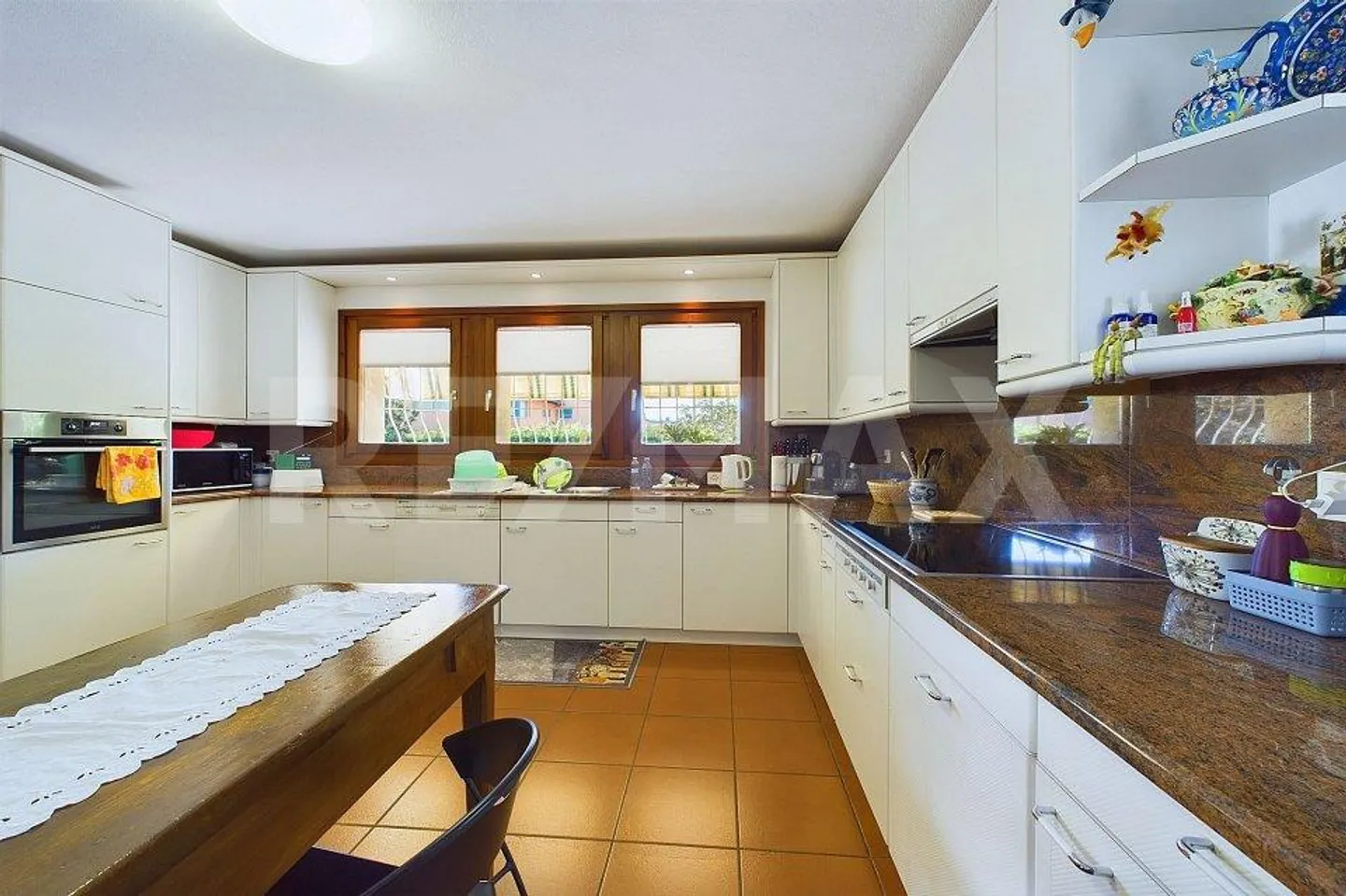 Elegant Villa with Swimming Pool in Caslano: Spaciousness and Maximum Comfort - Photo 9 of 13