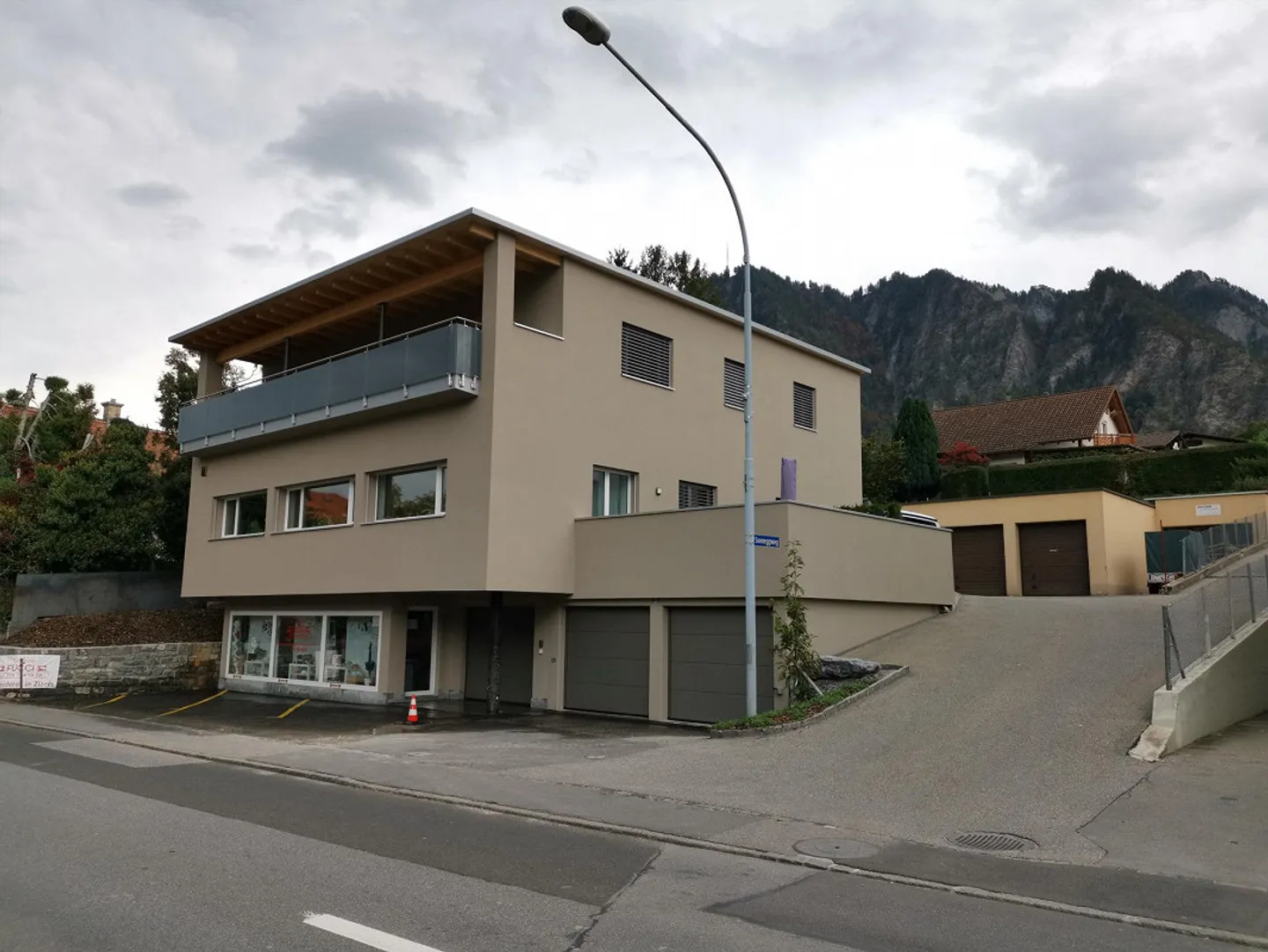 Appartement 4 1/2 pièces avec cuisine-salon et belle vue - Photo 2 sur 7