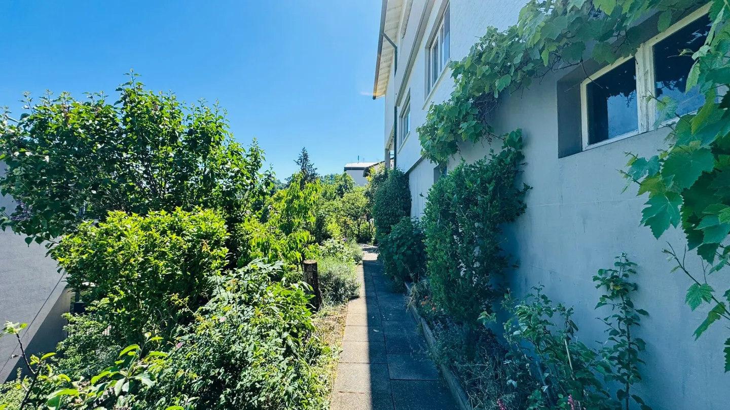 Ampia casa multigenerazionale con vista panoramica, potenziale di utilizzo versatile e doppio garage - Foto 8 di 24
