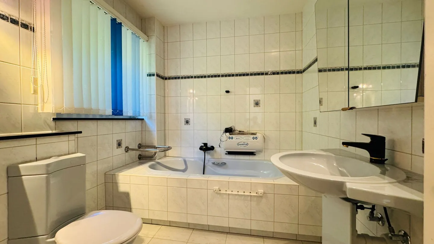 Ampia casa multigenerazionale con vista panoramica, potenziale di utilizzo versatile e doppio garage - Foto 12 di 24