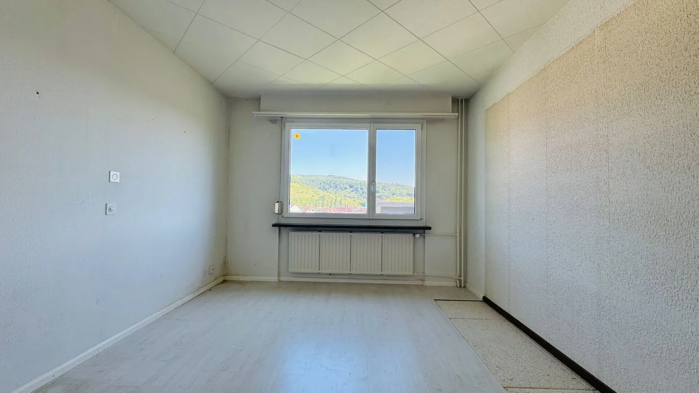 Ampia casa multigenerazionale con vista panoramica, potenziale di utilizzo versatile e doppio garage - Foto 16 di 24