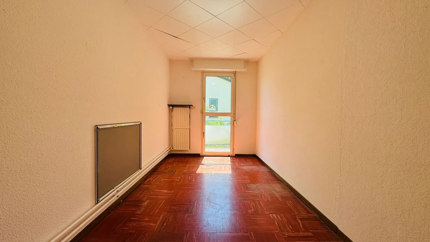 Ampia casa multigenerazionale con vista panoramica, potenziale di utilizzo versatile e doppio garage - Foto 19 di 24