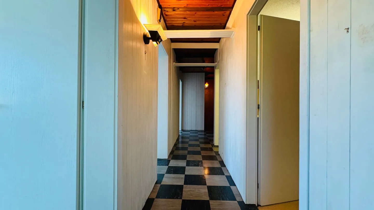 Ampia casa multigenerazionale con vista panoramica, potenziale di utilizzo versatile e doppio garage - Foto 18 di 24