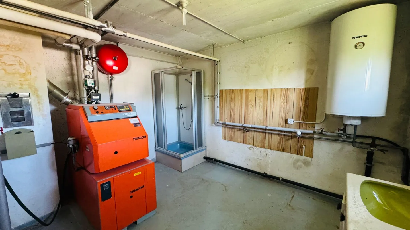 Ampia casa multigenerazionale con vista panoramica, potenziale di utilizzo versatile e doppio garage - Foto 20 di 24