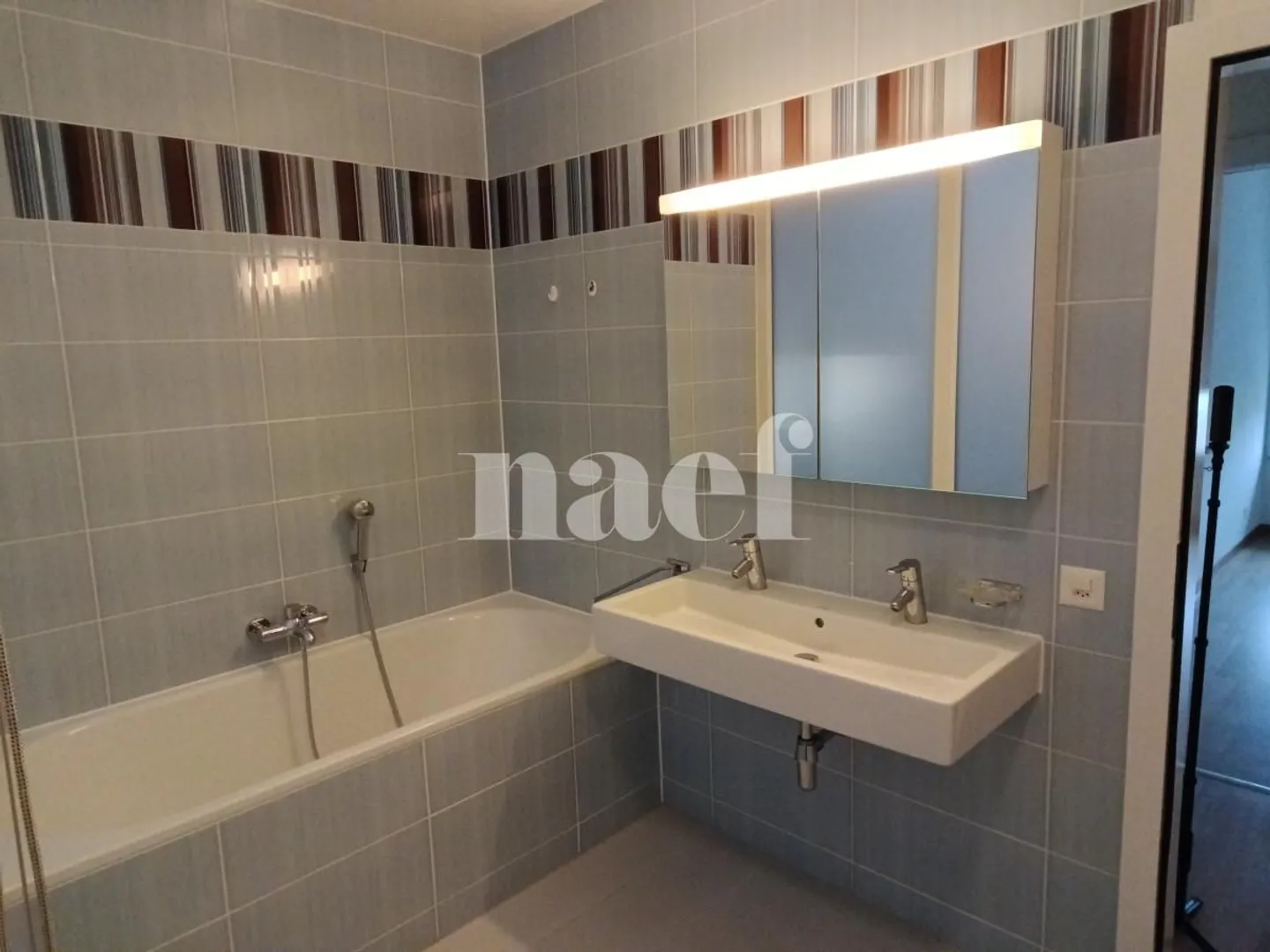 6-room apartment on the 2nd floor in Versoix, close to schools and TPG - Photo 8 of 13