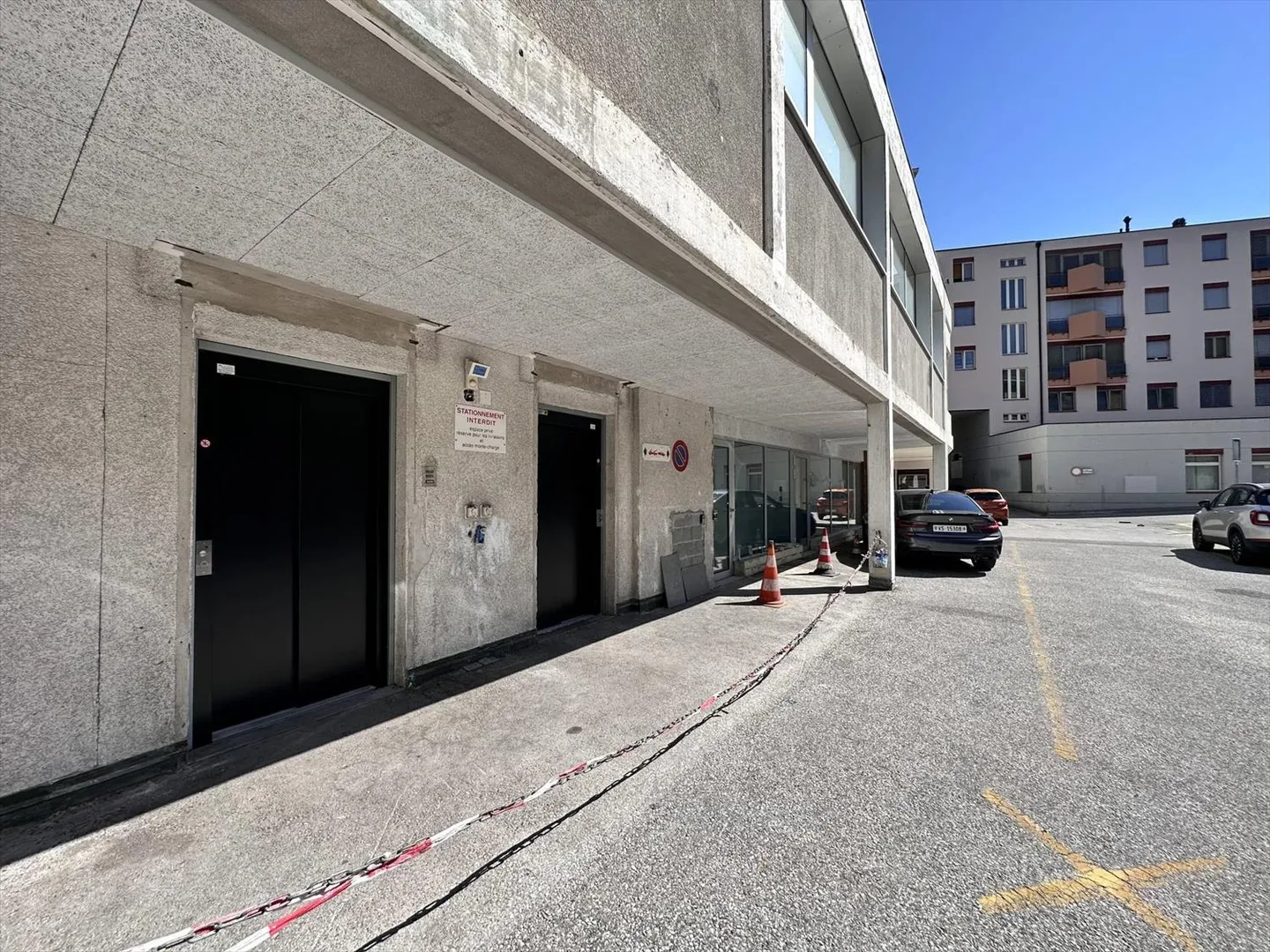 Deposito, stoccaggio di 1000 m2 divisi da 500 m2 in affitto nel centro iper di Sion - Foto 2 di 4