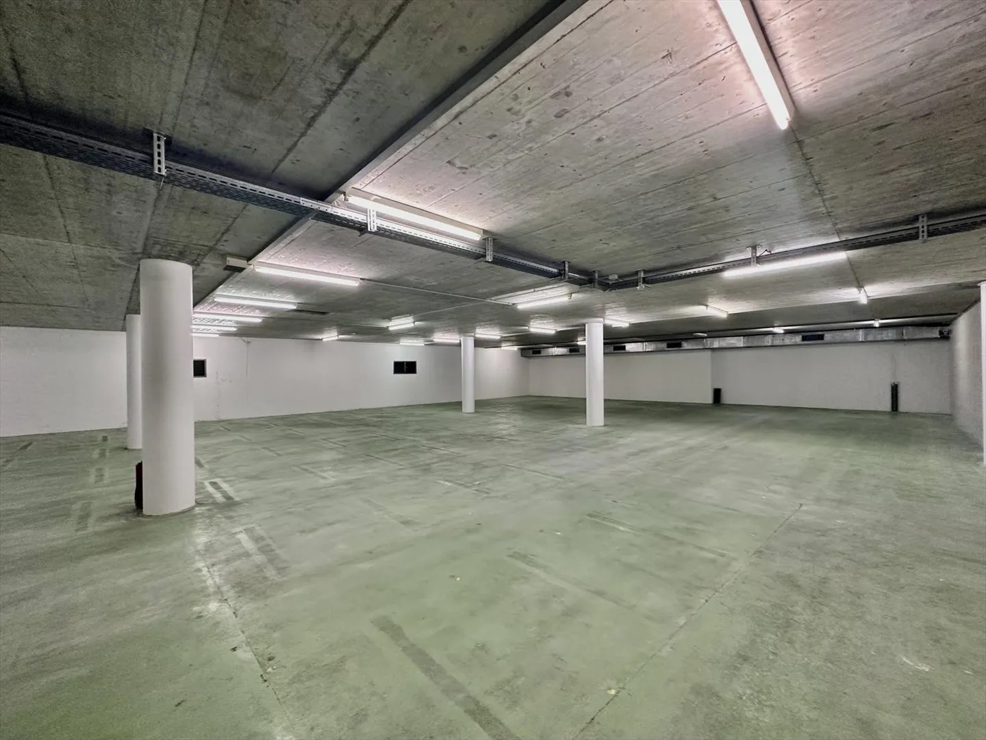 Deposito, stoccaggio di 1000 m2 divisi da 500 m2 in affitto nel centro iper di Sion - Foto 4 di 4