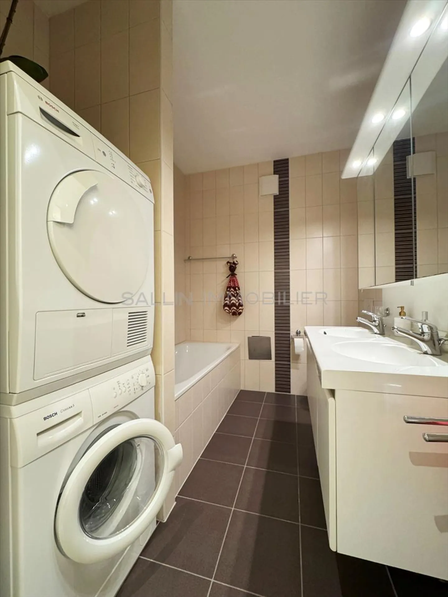 Beautiful and bright administrative space on the 4th floor with indoor parking. - Photo 9 of 12