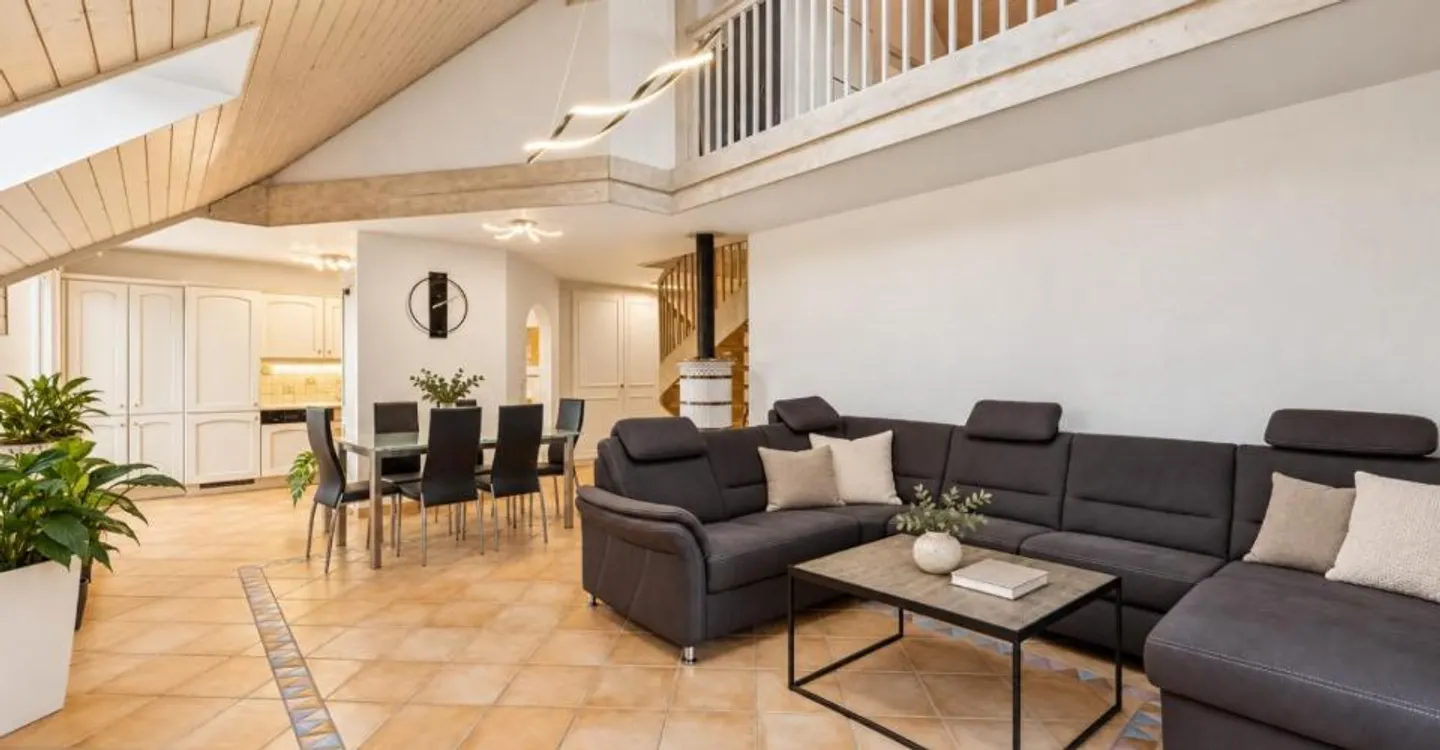 Very nice 4.5 room duplex with a 61m² outbuilding - Photo 1 of 13