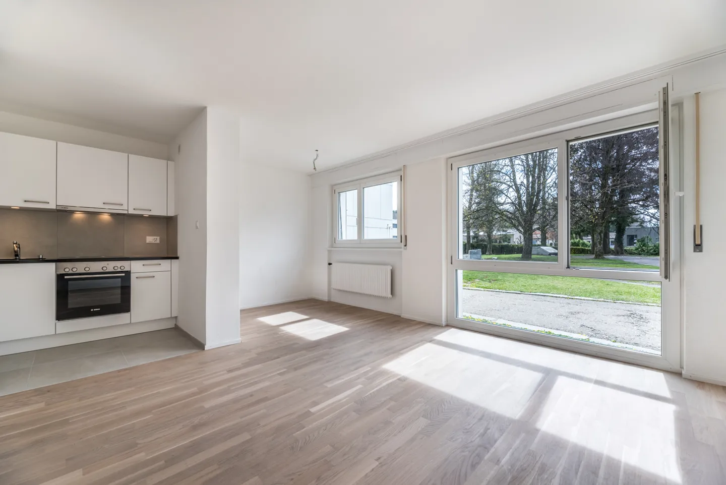 Magnificent 2.5 rooms on the ground floor with balcony and washing column. - Photo 1 of 6