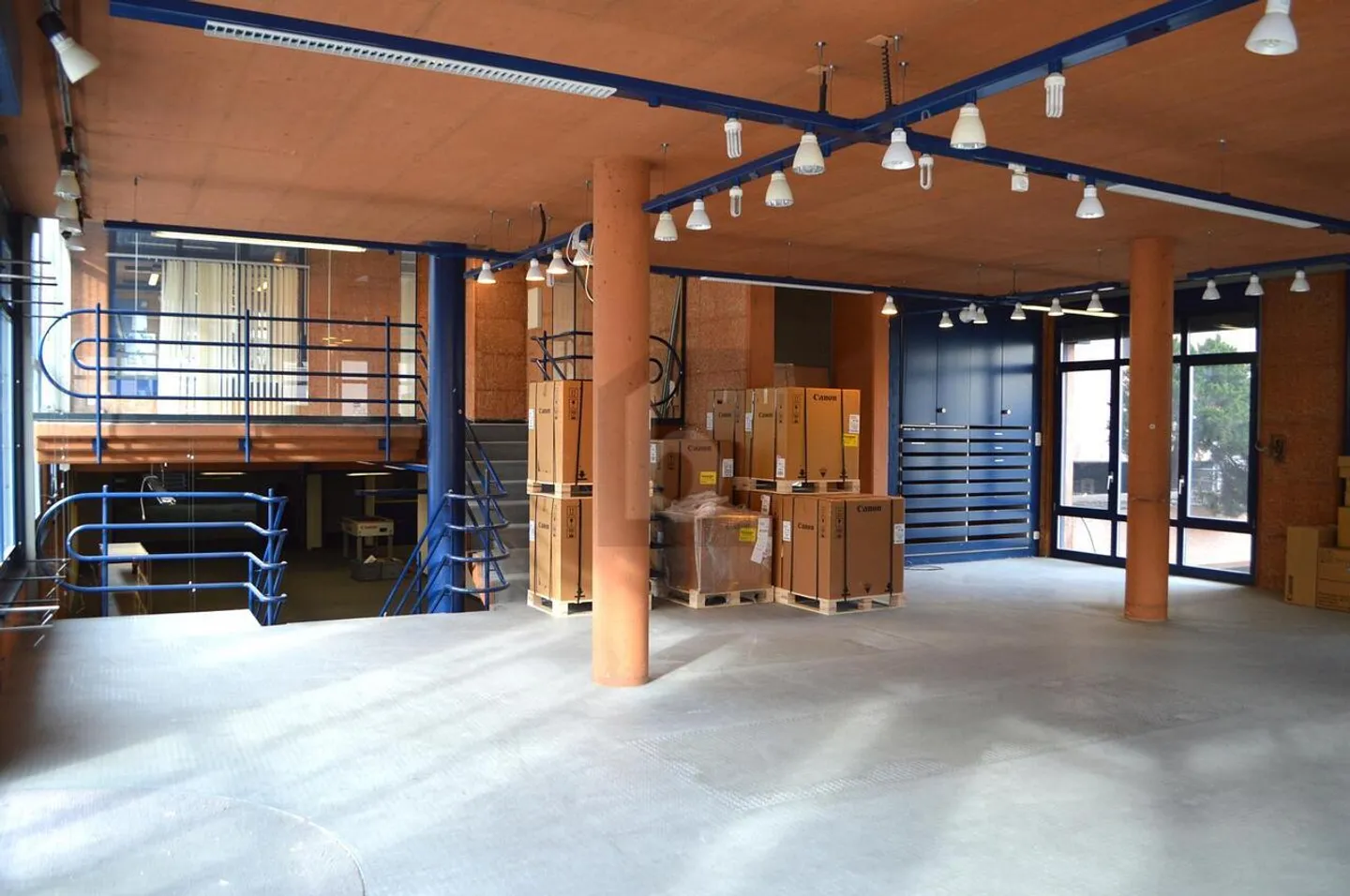 LARGE SPACE IN THE CENTER - ALREADY RENTED! - Photo 4 of 6