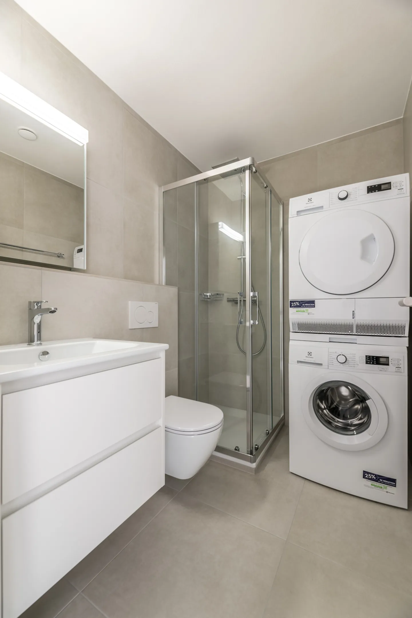 Magnificent 2.5 rooms on the ground floor with balcony and washing column. - Photo 3 of 6