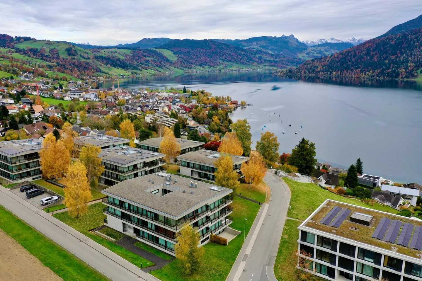 Zeitloses Wohnerlebnis in bester Lage mit Blick über den Ägerisee - Foto 1 von 23